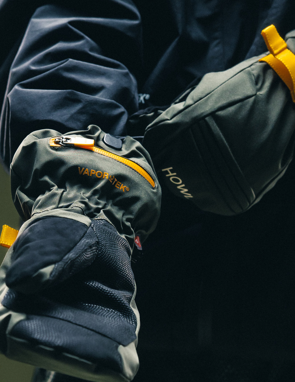 Rękawice narciarskie vs. snowboardowe: Kluczowe różnice i jak wybrać idealny model